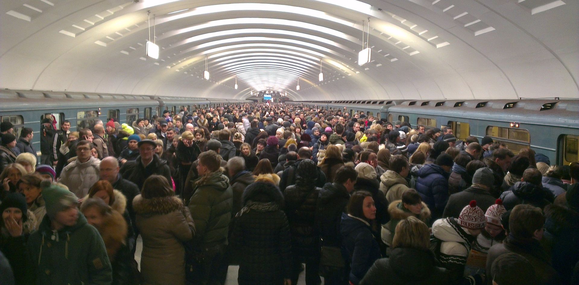 Толпы пассажиров скопились на оранжевой ветке из-за проблем в метро Толпы пассажиров скопились на оранжевой ветке из-за проблем в метро - ПРАЙМ, 1920, 25.05.2021