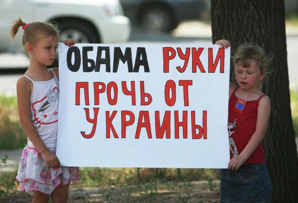 Акция протеста у посольства Украины в Бишкеке