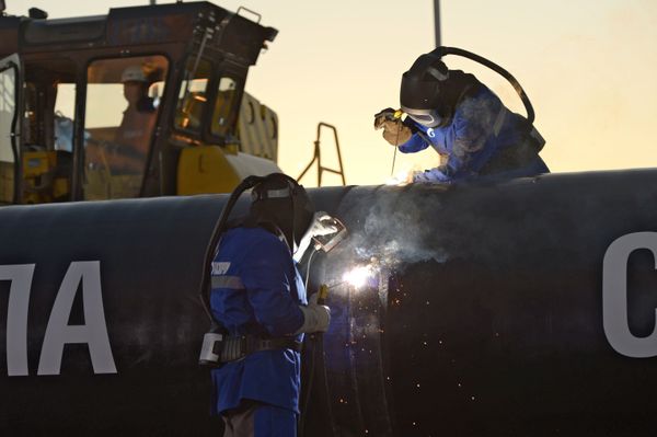 Сварка шва на церемонии соединения первого звена магистрального газопровода Сила Сибири