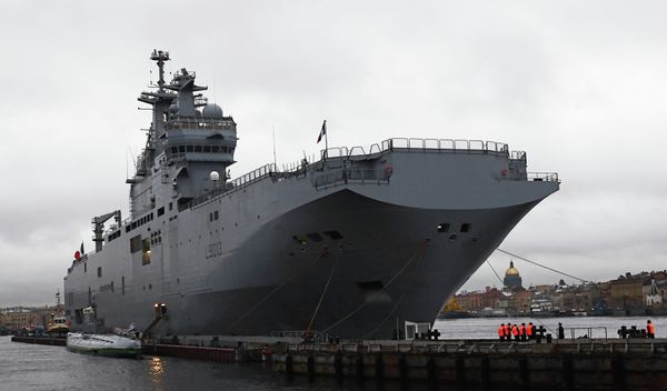 *Французский военный корабль-вертолетоносец класса Мистраль