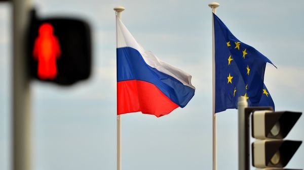 Флаги России, ЕС и светофор Флаги России, ЕС и светофор