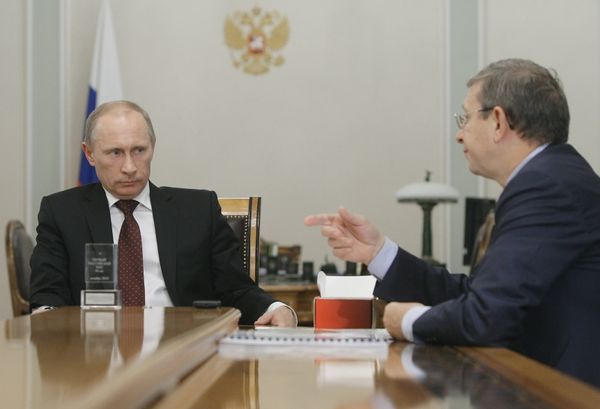 Президент РФ Владимир Путин и глава АФК Система Владимир Евтушенков