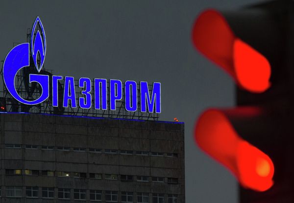Логотип компании Газпром на административном здании в Москве Логотип компании Газпром на административном здании в Москве