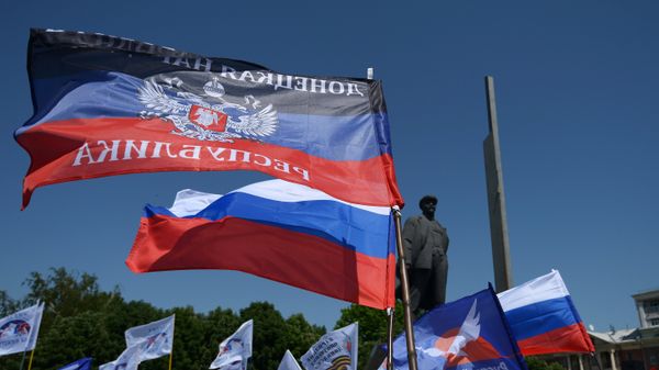 Митинг в поддержку Донецкой Народной Республики (ДНР) на площади Ленина в Донецке Митинг в поддержку Донецкой Народной Республики (ДНР) на площади Ленина в Донецке