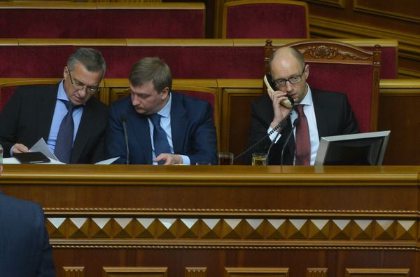 Премьер-министр Украины Арсений Яценюк, министр юстиции Украины Павел Петренко и министр финансов Украины Александр Шлапак