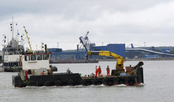 Судно в акватории морского порта Усть-Луга