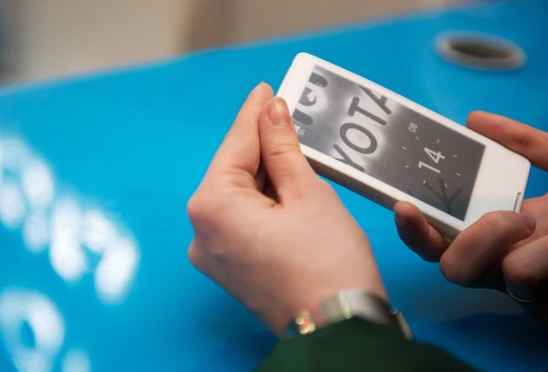 Старт продаж Yota Phone в Москве