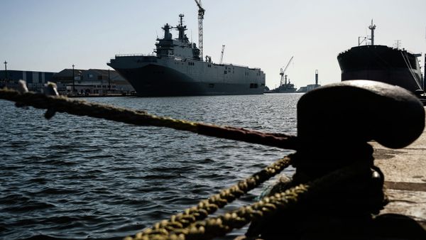 Десантный корабль Владивосток класса Мистраль в доках французской компании SNX France