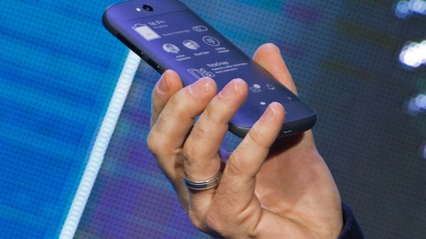 Презентация смартфона YotaPhone 2 в России Презентация смартфона YotaPhone 2 в России