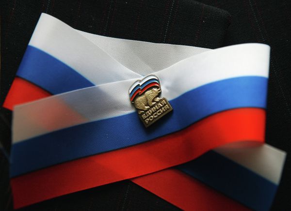 Ленточка и партийный значок Единой России