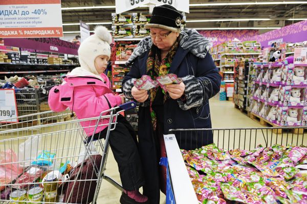  Посетители в одном из магазинов