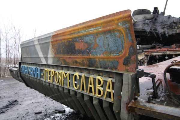 Сгоревшая украинская военная техника на дороге из Углегорска в Дебальцево.
