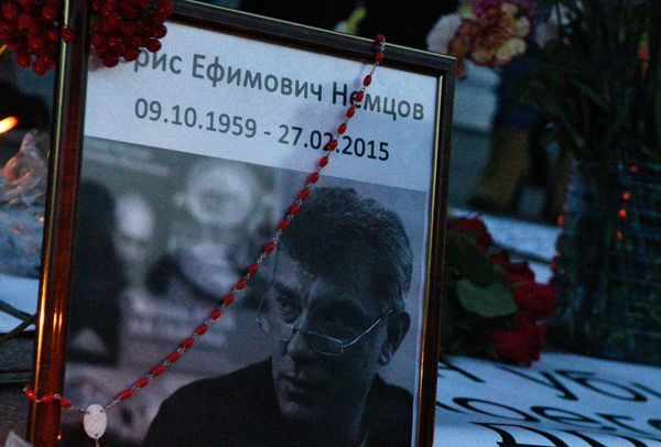 Люди приносят цветы и свечи к посольству РФ в Киеве в память о Б.Немцове