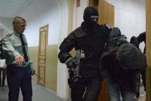 Подозреваемые в убийстве Б.Немцова доставлены в Басманный суд