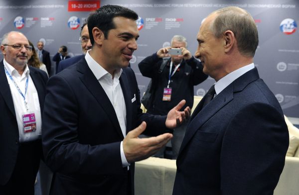 19 июня 2015. Президент России Владимир Путин (справа) и премьер-министр Греции Алексис Ципрас на панельной дискуссии в ходе пленарного заседания XIX Петербургского экономического форума.
