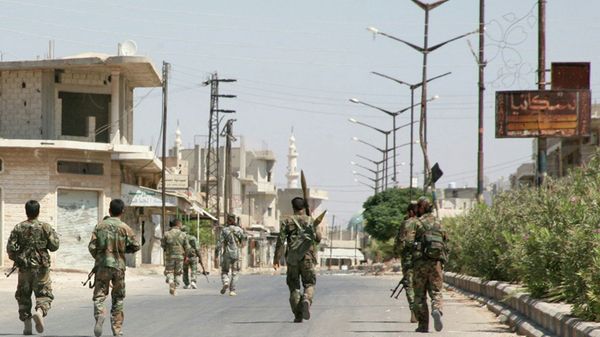 *Солдаты сирийской армии в одной из деревень провинции Хама, Сирия