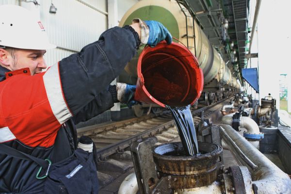 Правительство России сохранило повышенную пошлину на бензин в августе