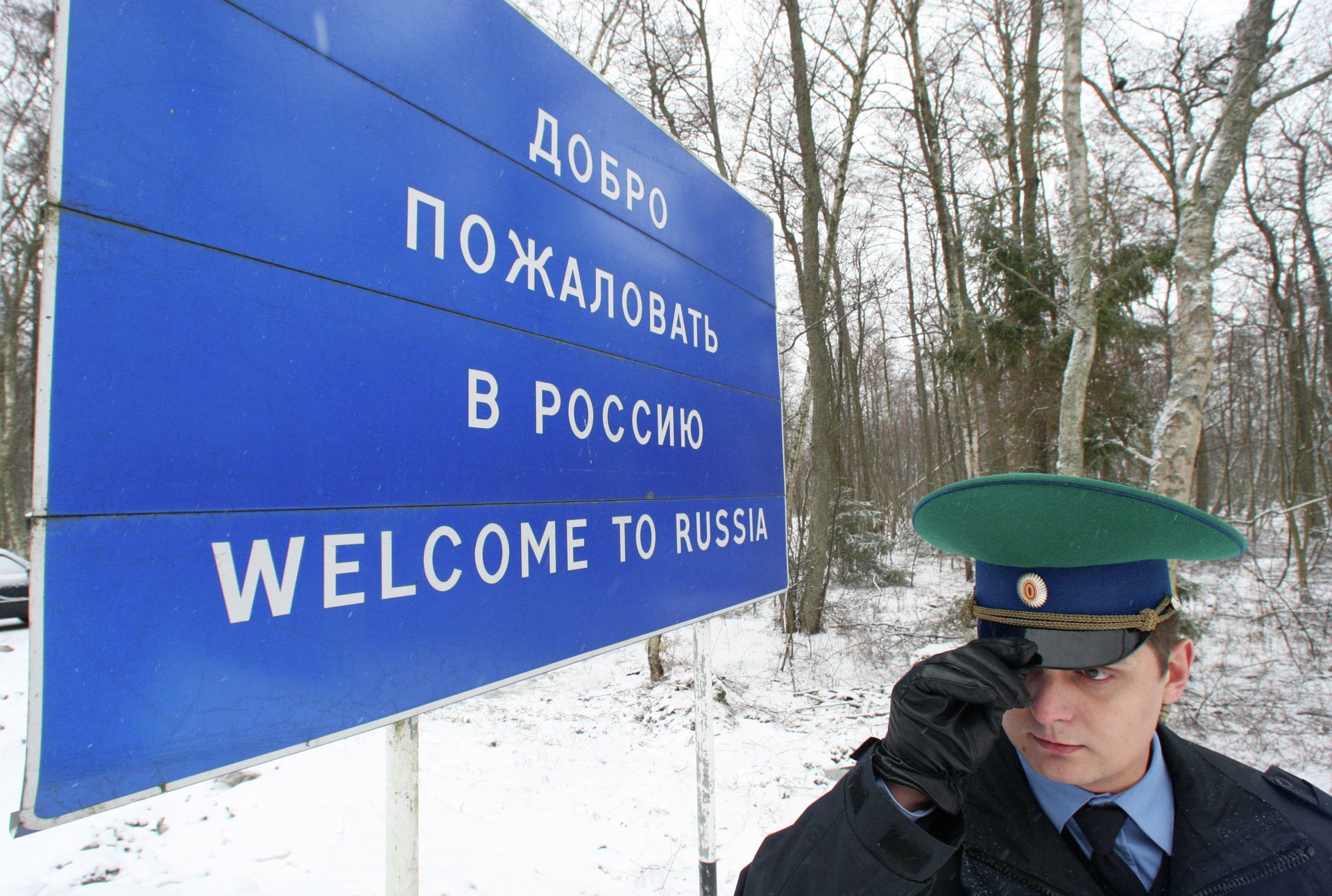 #Пограничник у информационного щита Добро пожаловать в Россию - ПРАЙМ, 1920, 24.03.2022