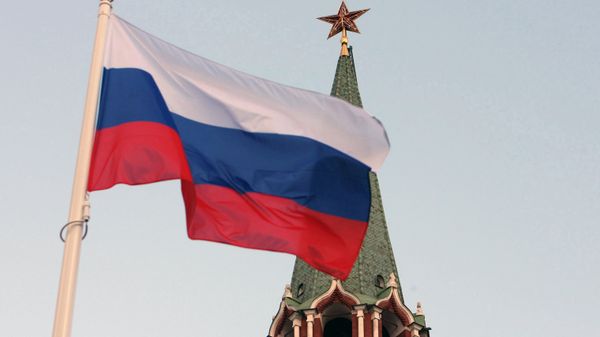 #Российский государственный флаг на фоне кремлевской башни