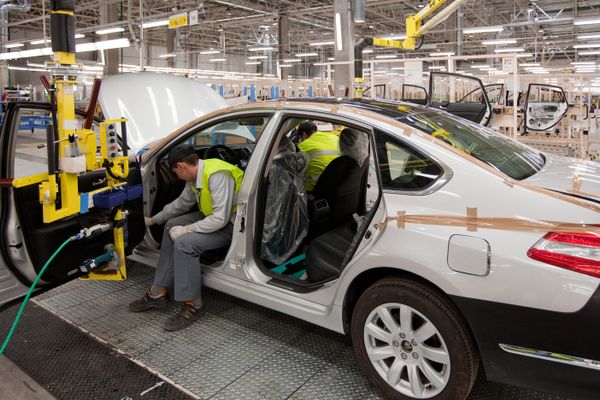 Конвеер завода Nissan в России