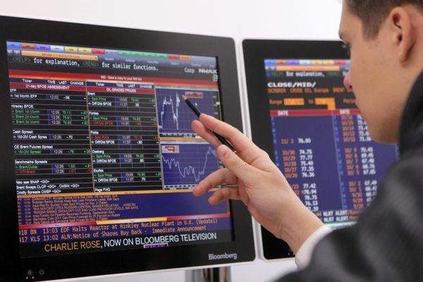 #Работа Московской межбанковской валютной биржи (ММВБ)