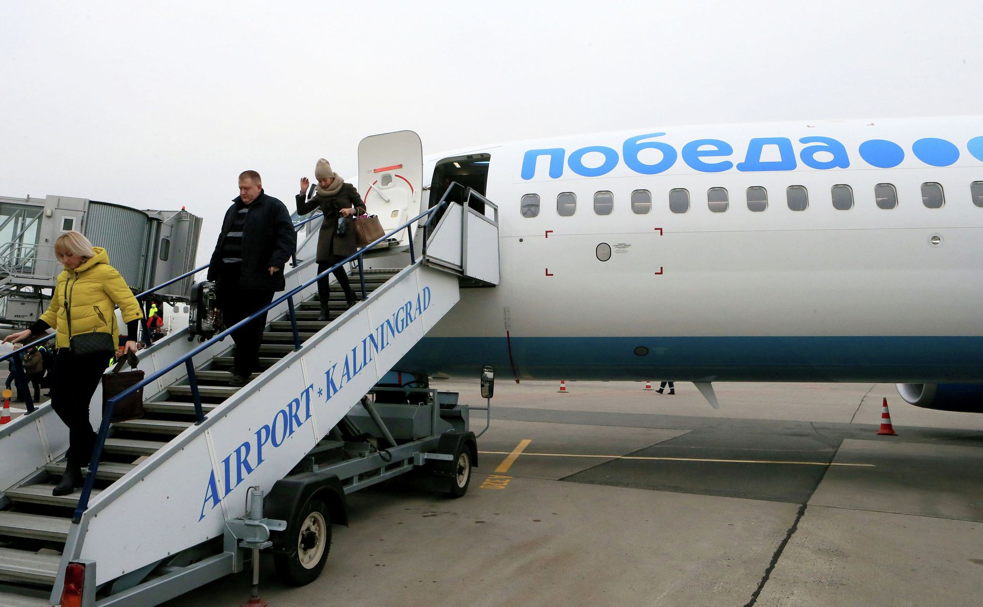 Пассажиры сходят с самолета российской низкобюджетной авиакомпании Победа, осуществившего первый рейс по маршруту Москва-Калининград - ПРАЙМ, 1920, 23.04.2023