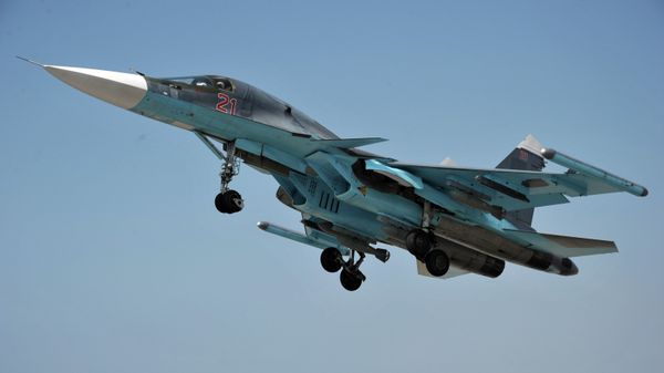 *Многофункциональный истребитель-бомбардировщик ВКС РФ Су-34 с модулями РЭБ Хибины на законцовках крыльев взлетает с авиабазы Хмеймим, Сирия
