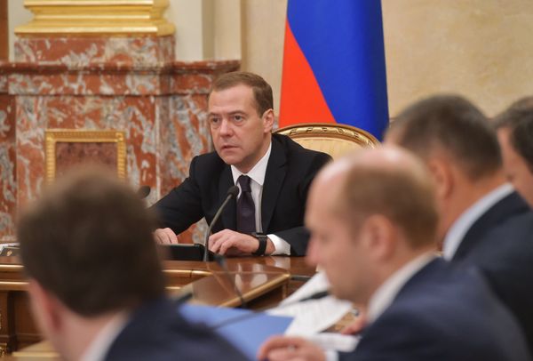 *Председатель правительства РФ Дмитрий Медведев проводит совещание с членами кабинета министров РФ в Доме правительства РФ. 12 ноября 2015 *Председатель правительства РФ Дмитрий Медведев проводит совещание с членами кабинета министров РФ в Доме правительства РФ. 12 ноября 2015