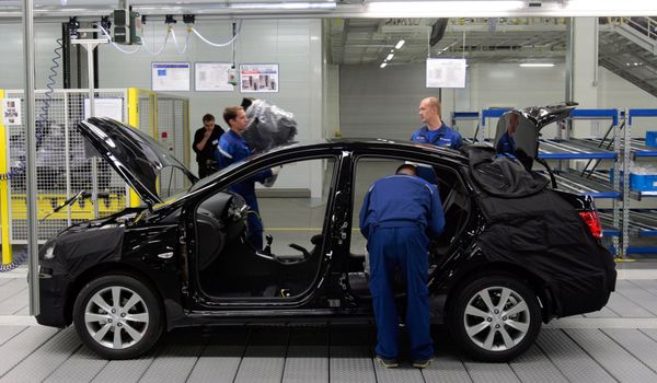 *Работа на главном конвеере по производству автомобилей Hyundai Solaris на заводе компании Хендэ Мотор Мануфактуринг Рус