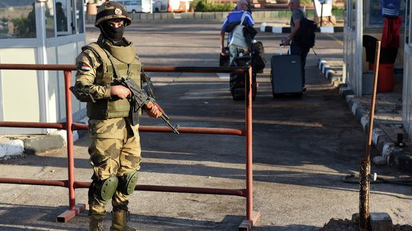 *Египетские спецназовцы возле аэропорта в Шарм-эш-Шейхе