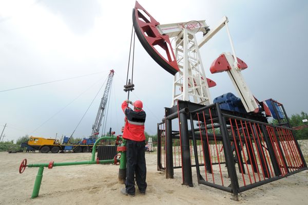 *Оператор по добыче нефти на нефтяном кусте