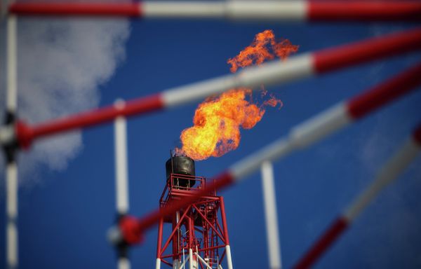 Вид на газовый факел морской нефтеперерабатывающей платформы.