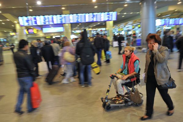 Пассажиры в аэропорту Домодедово