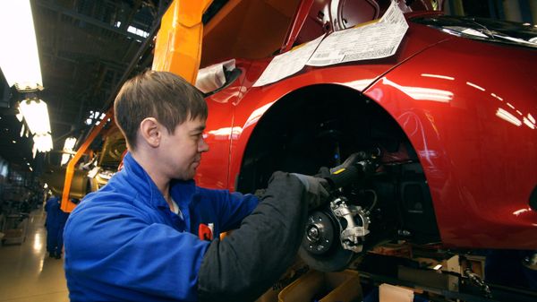 Сборочное производство на конвейере завода