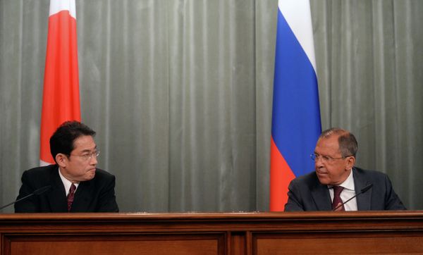 Глава МИД РФ Сергей Лавров и глава МИД Японии Фумио Кисида