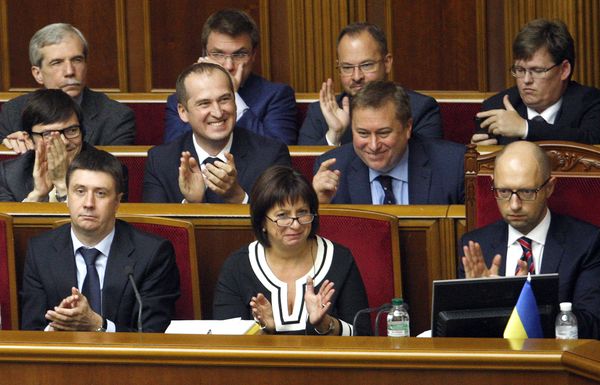 Министр финансов Украины Наталья Яресько, премьер-министр Арсений Яценюк и члены кабмина аплодируют принятию Верховной радой пакета законов по реструктуризации госдолга Министр финансов Украины Наталья Яресько, премьер-министр Арсений Яценюк и члены кабмина аплодируют принятию Верховной радой пакета законов по реструктуризации госдолга