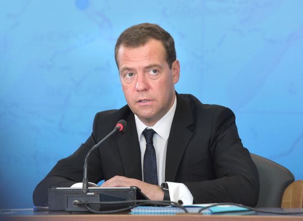 Рабочая поездка премьер-министра РФ Д.Медведева в Иркутскую областьПредседатель правительства России Дмитрий Медведев проводит совещание О создании территорий опережающего социально-экономического развития на территориях монопрофильных муниципальных образований РФ (моногородов) в ДК Химик в городе Усолье-Сибирское