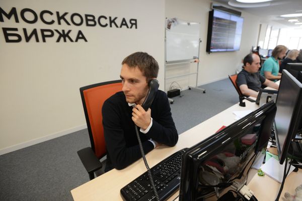 Сотрудник в офисе группы Московская Биржа ММВБ-РТС