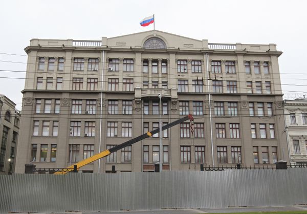 Район Китай-город в центре Москвы огорожен забором Район Китай-город в центре Москвы огорожен забором