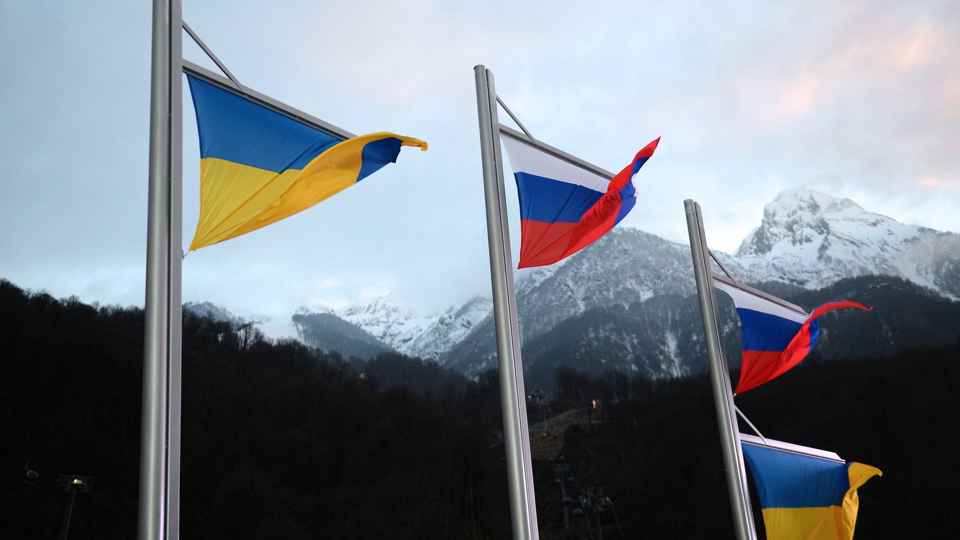 Национальные флаги Украины и России Национальные флаги Украины и России - ПРАЙМ, 1920, 26.01.2026