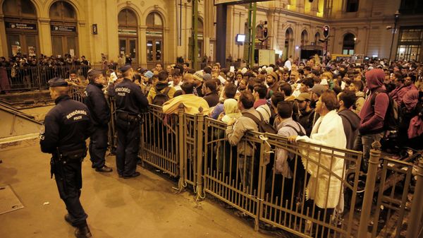 Беженцы из стран Ближнего Востока на железнодорожном вокзале Келети в Будапеште