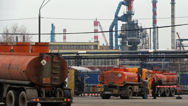 Водитель бензовоза у въезда на нефтеперерабатывающее предприятие ОАО Газпромнефть – Московский НПЗ в Москве Водитель бензовоза у въезда на нефтеперерабатывающее предприятие ОАО Газпромнефть – Московский НПЗ в Москве