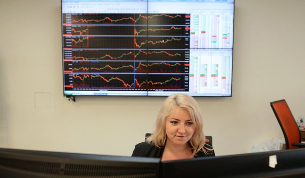 *Сотрудница в офисе группы Московская Биржа ММВБ-РТС *Сотрудница в офисе группы Московская Биржа ММВБ-РТС