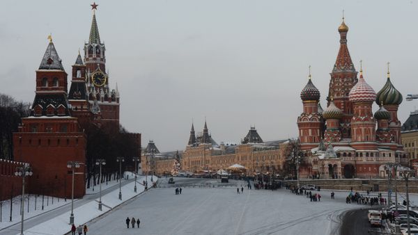 Васильевский спуск и Красная площадь в Москве