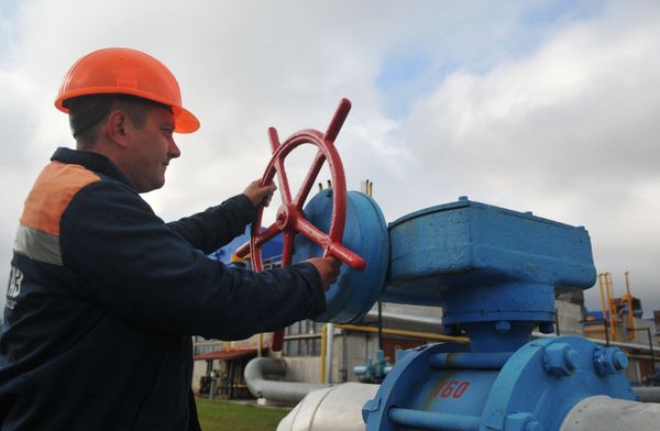 Сотрудник высокогорной газокомпрессорной станции Воловец в Закарпатской области