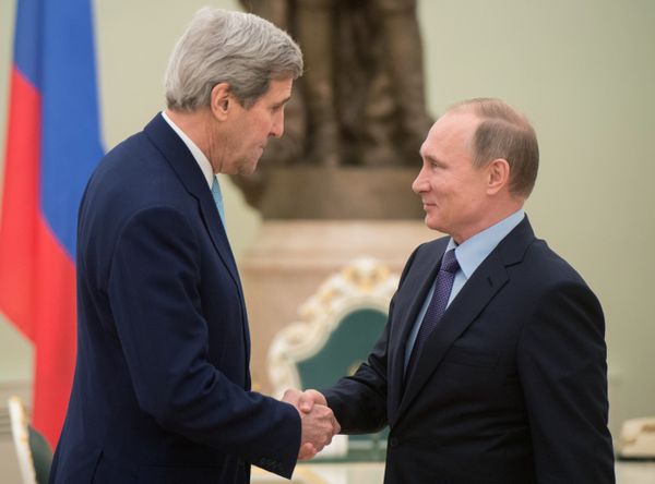 Президент России Владимир Путин и государственный секретарь Соединенных Штатов Америки Джон Керри во время встречи в Кремле Президент России Владимир Путин и государственный секретарь Соединенных Штатов Америки Джон Керри во время встречи в Кремле
