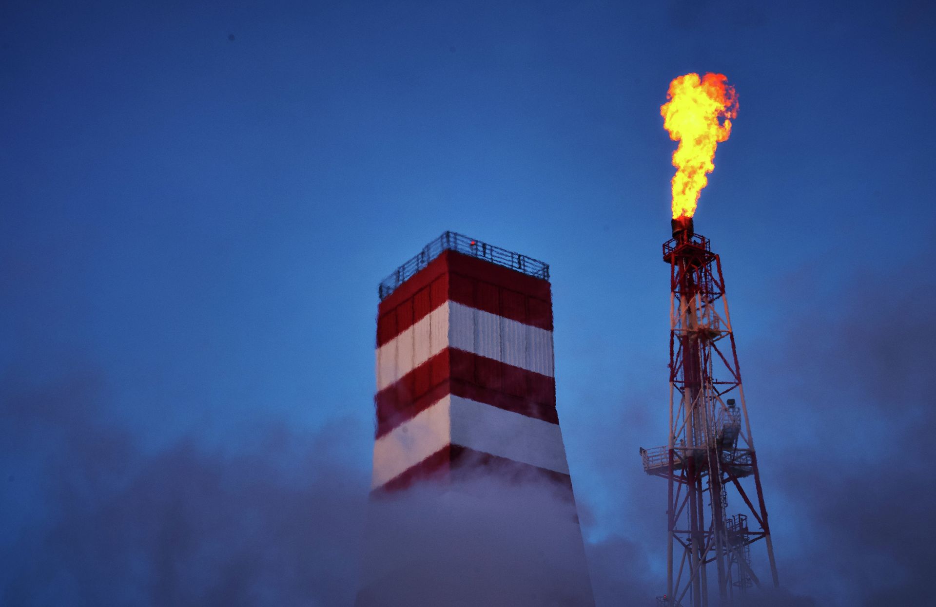 Вид на буровую вышку и газовый факел морской нефтеперерабатывающей платформы. - ПРАЙМ, 1920, 06.12.2022