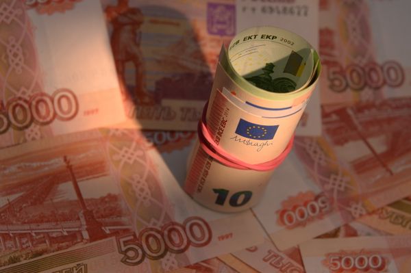 %Денежные купюры России и Европейского Союза