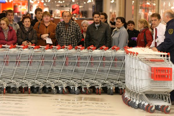 Покупатели перед открытием гипермаркета АШАН