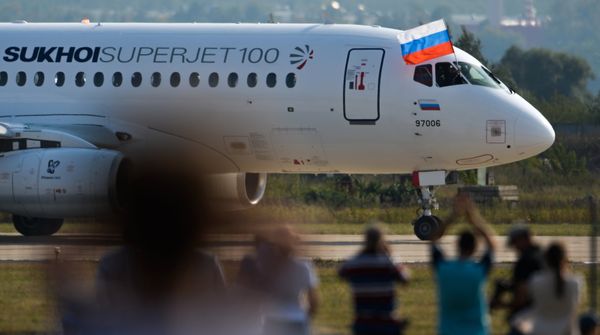 #Самолет Сухой Суперджет-100
